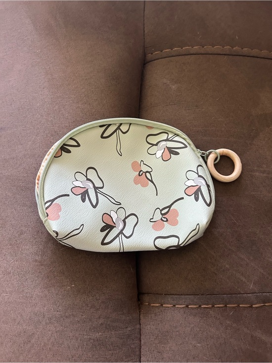 ipsy Accessories - ipsy Floral Coin & Card Pouch in Mint, Pink, Cream